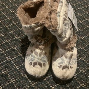 Cute very comfortable mother luxe booty slippers, size medium, 7-8
